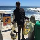 <p>La historia de este joven de 28 años de Ciudad del Cabo, Sudáfrica, ha inspirado a muchos por su fuerte mensaje ecologista. Aunque no tiene hogar fijo ni cobra un solo centavo por ello, cada día Dan sale a las playas de Bantry Bay para limpiar la basura que han dejado los turistas. Según le dijo al empresario Jay Margolis, responsable de que su foto se hiciera viral en Facebook, lo hace porque se siente avergonzado por la contaminación. Después de que su historia tuviera más de 37 mil compartidos en la red social, Dan fue llevado a un refugio y recibió regalos y ofertas para continuar su labor. (Facebook) </p>