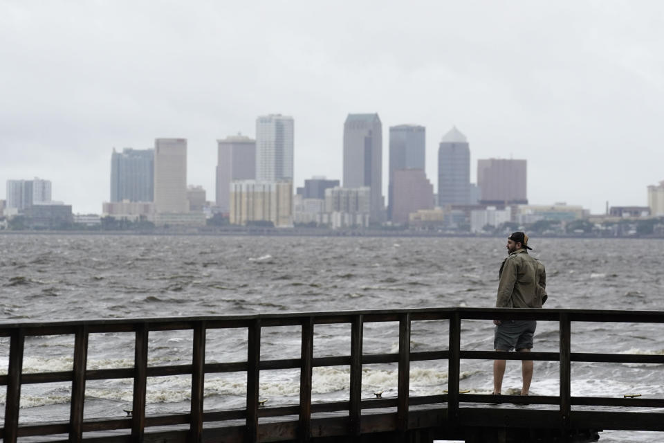 Ash Dugney mira Tampa Bay desde el muelle Ballast Point el 28 de septiembre de 2022, antes de la llegada del huracán Ian a Florida. (AP Foto/Chris O'Meara)