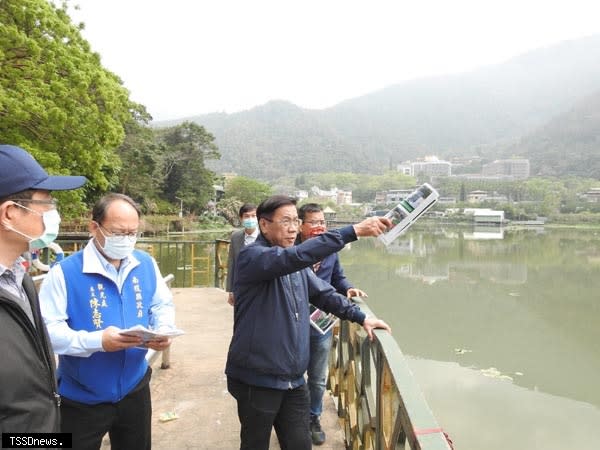 南投縣府規劃打造鯉魚潭光影夜遊勝景，縣長林明溱實地會勘全力促成。<br />(記者蔡榮宗攝)