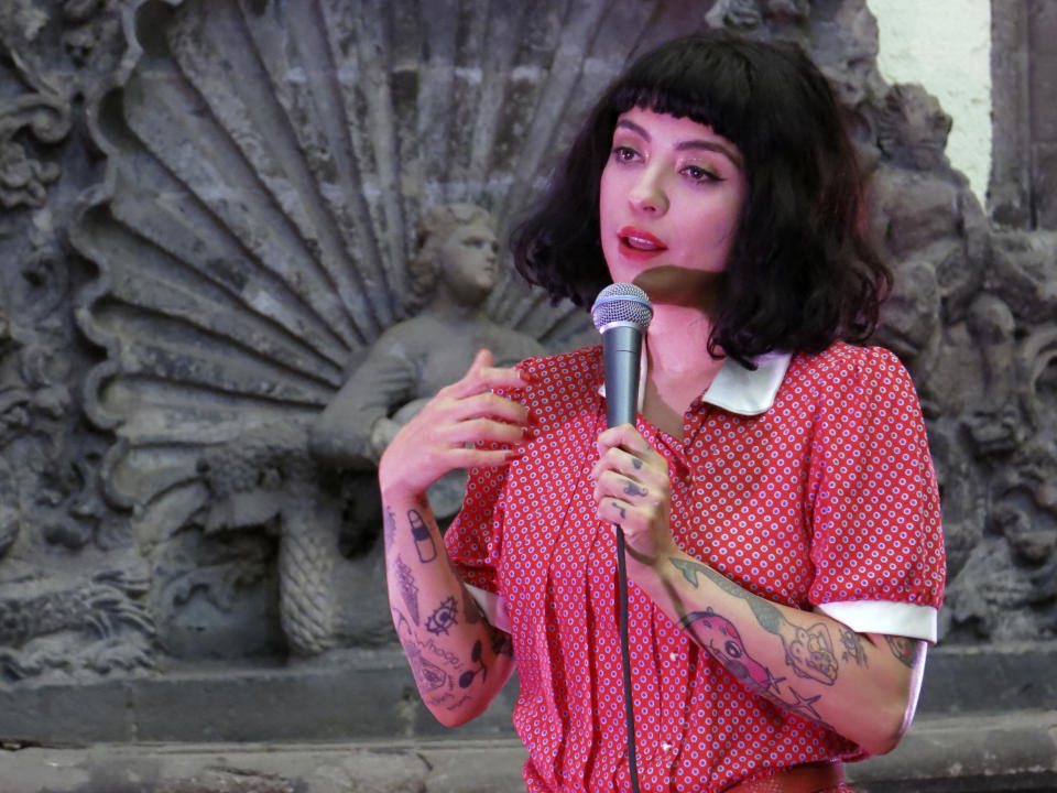 La cantante chilena Mon Laferte habla durante una conferencia de prensa para promover su exposición "Gestos" en el patio del Museo de la Ciudad de México el miércoles 11 de marzo de 2020. Cerca de 70 obras de Mon Laferte con varias técnicas entre tinta, óleo y acrílico se presentarán del 12 de marzo al 12 de abril en la muestra. (Foto AP/Berenice Bautista)