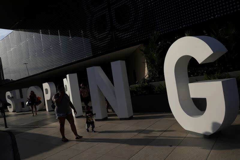 Foto del jueves de un grupo de personas en el shopping Barra en Rio de Janeiro en medio de la pandemia de coronavirus