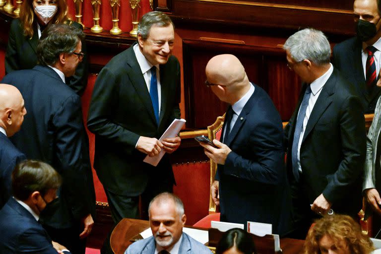 El primer ministro de Italia, Mario Draghi, llega para dirigirse a los senadores sobre la crisis del gobierno tras su renuncia la semana pasada, en el Senado de Roma el 20 de julio de 2022