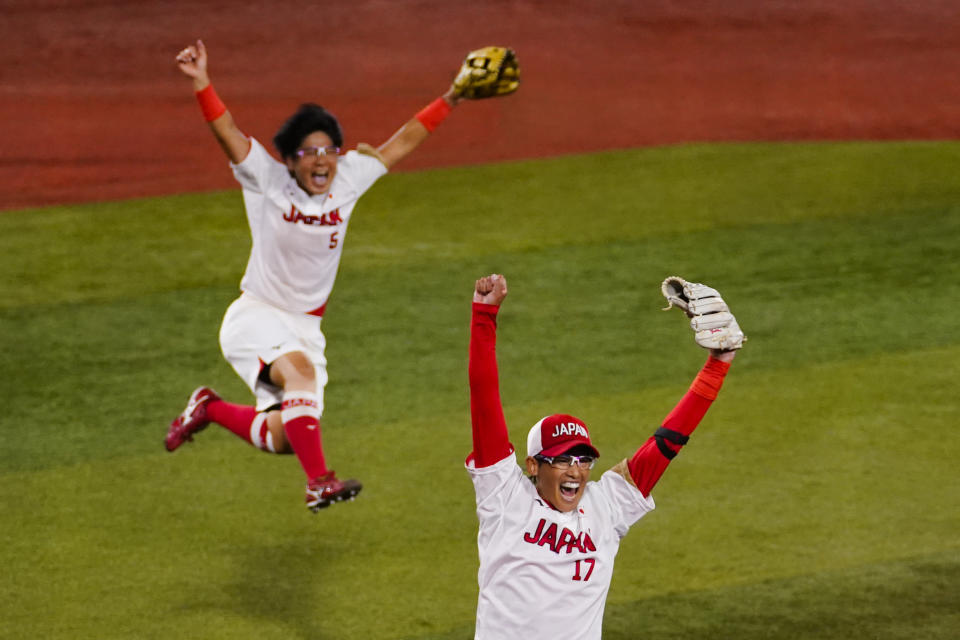 Las japonesas Yukiko Ueno (17) y Yu Yamamoto (5) celebran tras vencer a Estados Unidos en la final del softbol de los Juegos Olímpicos de Tokio, el martes 27 de julio de 2021. (AP Foto/Matt Slocum)