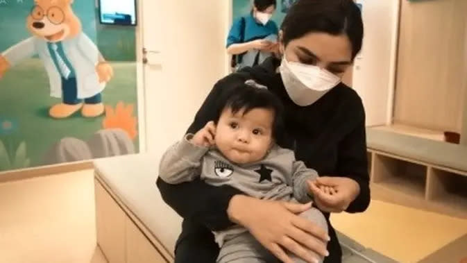 Baby Ameena dibawa ke rumah sakit (YouTube/AH)