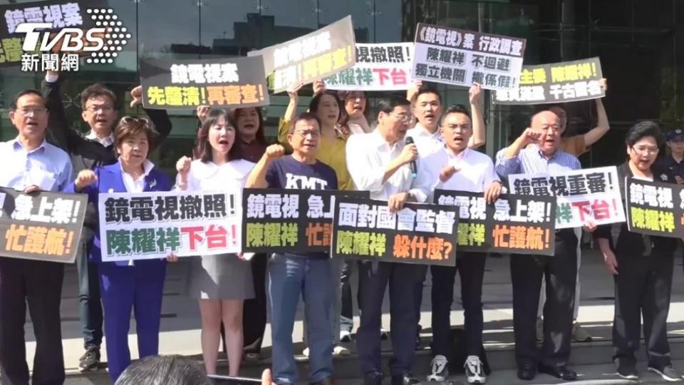 立法院國民黨團立委們3日發動甲級動員，衝到NCC陳耀祥辦公室外靜坐抗議。（圖／TVBS）