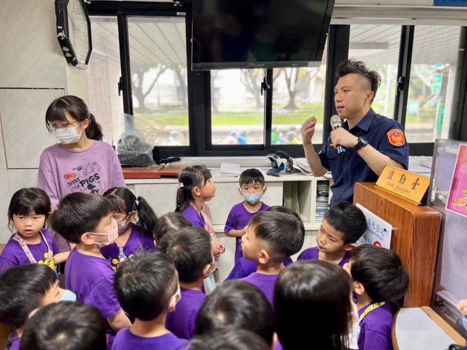 《圖說》警員楊佳鑫為小學童宣導識詐預防犯罪。〈海山分局提供〉