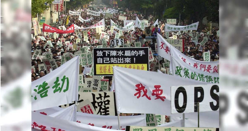 2002年第一次限塑政策時，曾引發塑膠業者上街頭抗議。（圖／報系資料照）