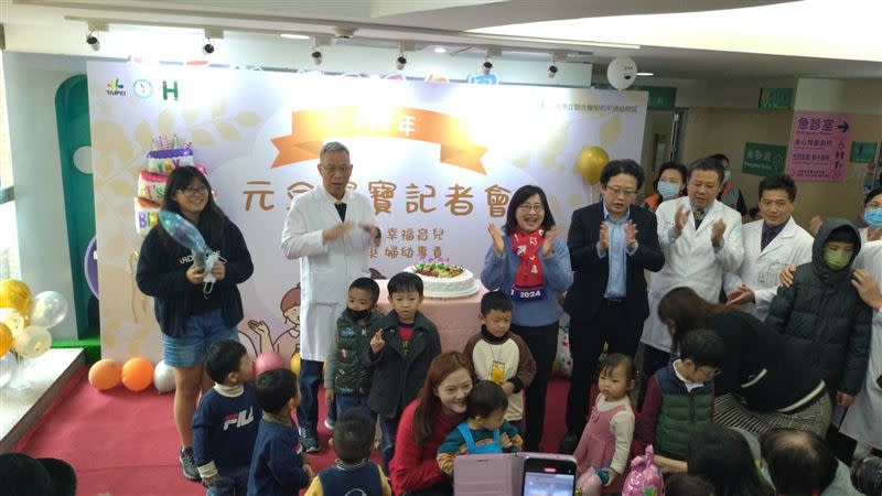 8位在北市聯合醫院婦幼院區誕生的元旦寶寶回到「娘家」，唱生日快樂歌（圖／記者黃仲丘攝影）