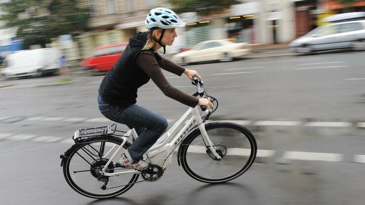 Im vergangenen Jahr kamen nach vorläufigen Angaben des Statistischen Bundesamtes auf deutschen Straßen 445 Radfahrer ums Leben, davon 89 mit einem Pedelec. Foto: dpa