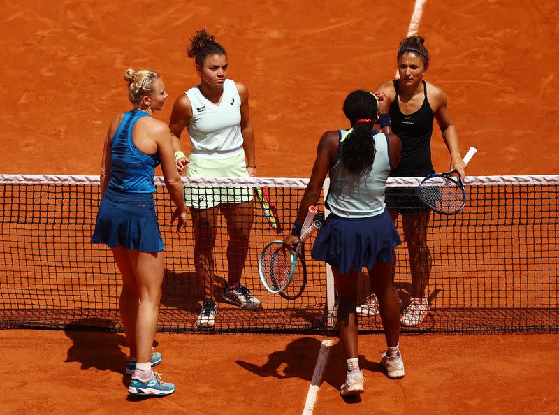 Foto del domingo de la estadounidense Coco Gauff y la checa Katerina Siniakova saludando a las iatalianas Sara Errani y Jasmine Paolini tras vencerlas en la final del dobles femenino del Abierto de Francia