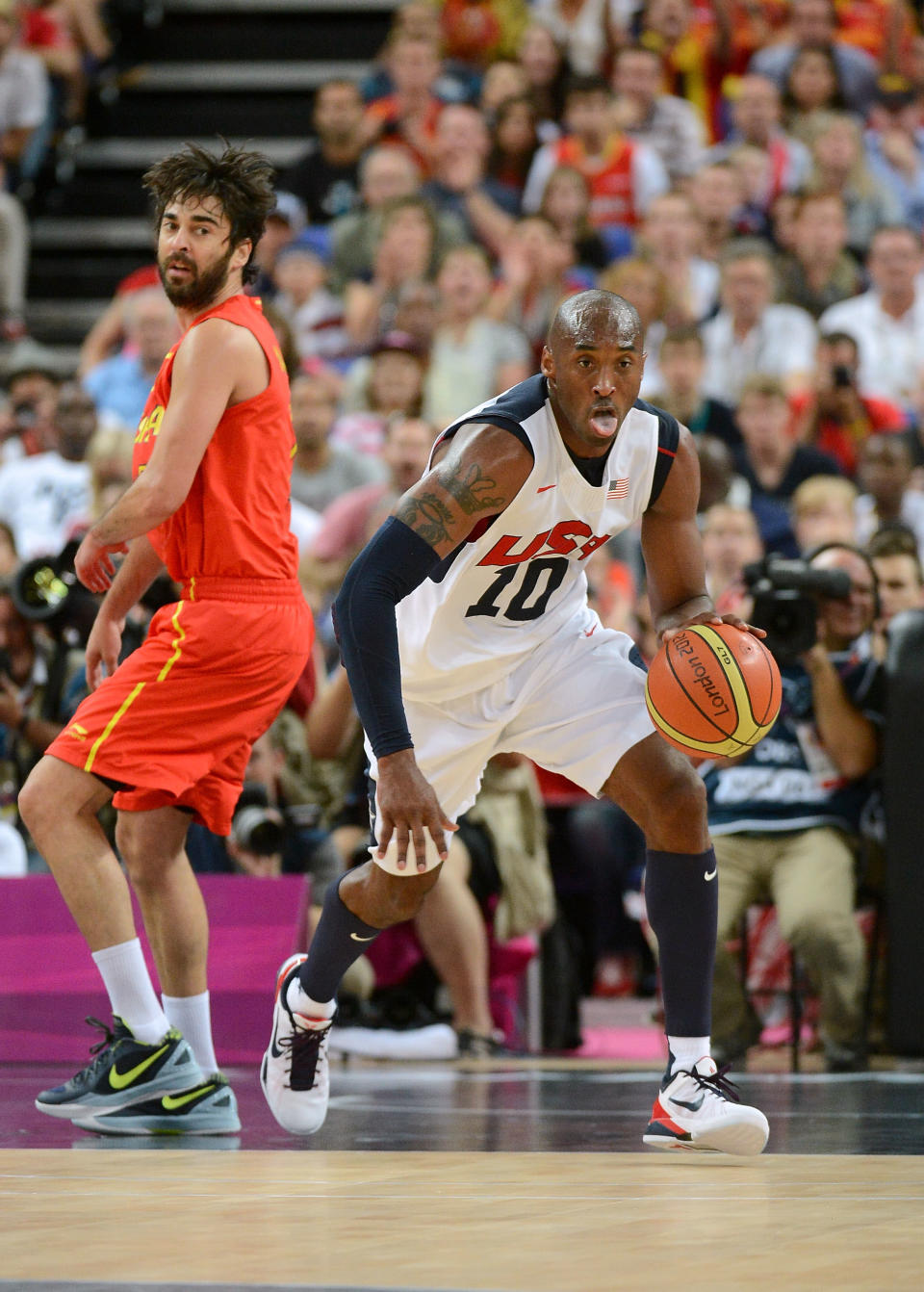 LONDON, ENGLAND - AUGUST 12: Kobe Bryant #10 of the United States dribbles the ball up court during the Men's Basketball gold medal game between the United States and Spain on Day 16 of the London 2012 Olympics Games at North Greenwich Arena on August 12, 2012 in London, England. (Photo by Harry How/Getty Images)