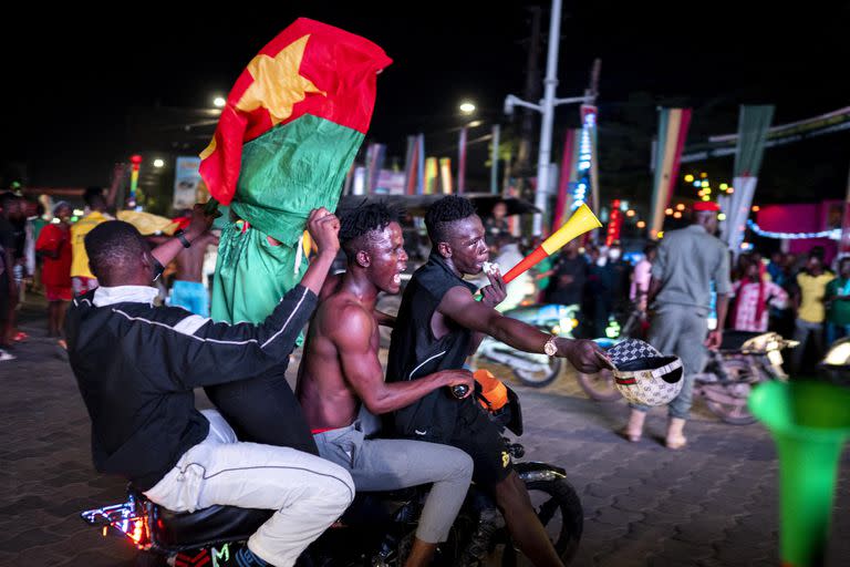 Cientos de seguidores de Camerún se congregaron en las afueras del estadio en el que el seleccionado de ese país se enfrentó con Comoras, con serios incidentes en el ingreso