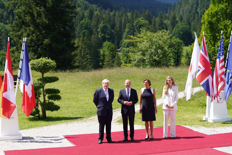 El primer ministro británico Boris Johnson (L) y su esposa Carrie Johnson (R) con el canciller alemán Olaf Scholz y su esposa Britta Ernst asisten a la ceremonia oficial de bienvenida el primer día de la cumbre del G7 de tres días en Schloss Elmau el 26 de junio de 2022 cerca de Garmisch-Partenkirchen, Alemania