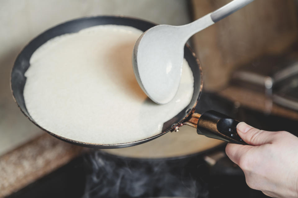 Pfannkuchen kannst du auch komplett ohne Eier und Milch zubereiten. (Bild: Shutterstock)