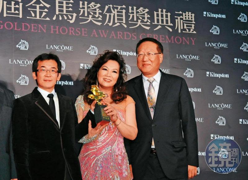魏德聖（左）與中影董事長郭台強（右）夫婦合作《賽德克．巴萊》，在其獲第48屆金馬獎最佳劇情片後合影。（本刊資料照）