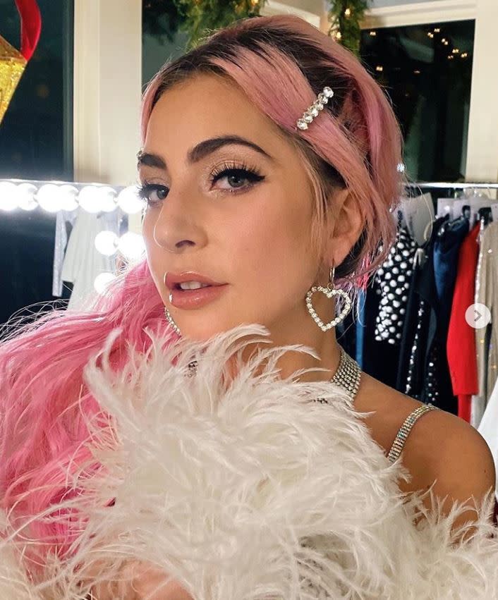 La popstar sfoggia sui social un nuovo look (capelli rosa e sopracciglia invisibili) e sempre più feeling con l'imprenditore Michael Polansky