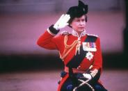 <p>Ihr Geburtstag ist am 21. April, die alljährliche Militärparade zu ihren Ehren findet aber stets im Juni statt: Queen Elizabeth II bei der "Trooping the Colour"-Zeremonie 1979. (Bild: Central Press/Hulton Archive/Getty Images)</p> 