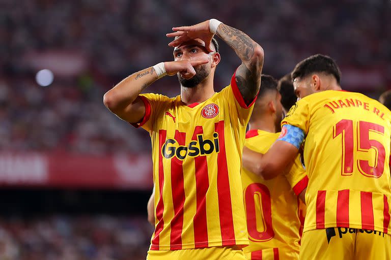 Valentín Castellanos festeja su gol con los gestos de la máscara y la visera