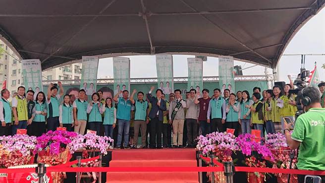 台南市立委郭國文（披綠彩帶者）22日在善化區舉辦聯合競選總部成立造勢大會，與副總統賴清德（藍西裝者）一起站在台上爭取民眾支持。（程炳璋攝）