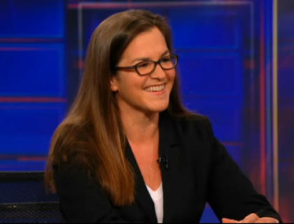 Annie Jacobson, autora del libro sobre el Area 51. (Foto: tomada del 'Daily Show' de Jon Stewart)