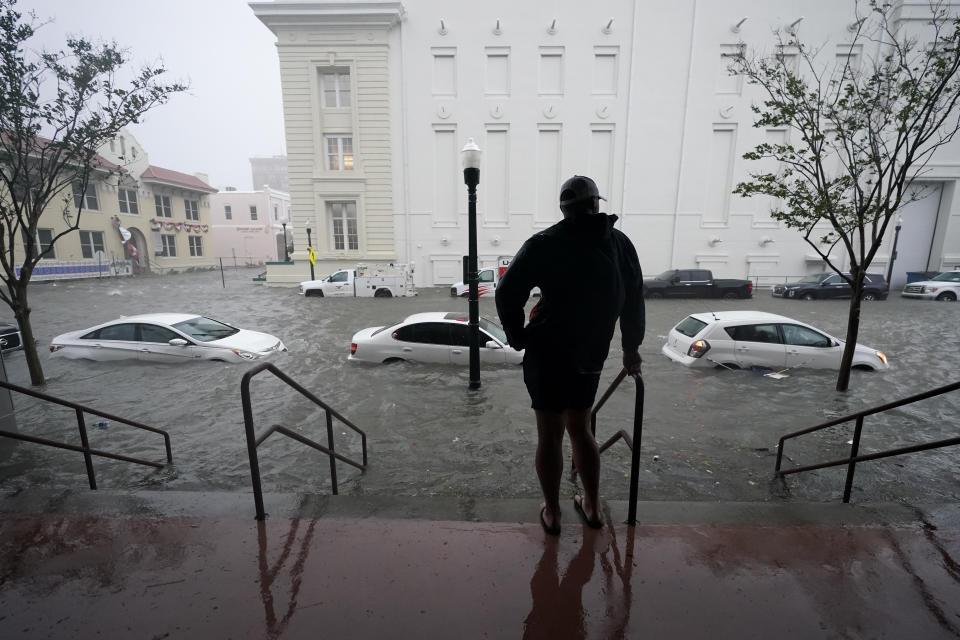 Fotografía de archivo del 16 de septiembre de 2020 de una calle inundada en Pensacola, Florida. (AP Foto/Gerald Herbert)