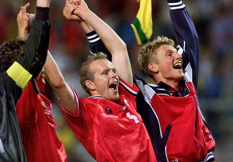 File photo of Norway's defender Henning Berg (C) and teammates saluting supporters