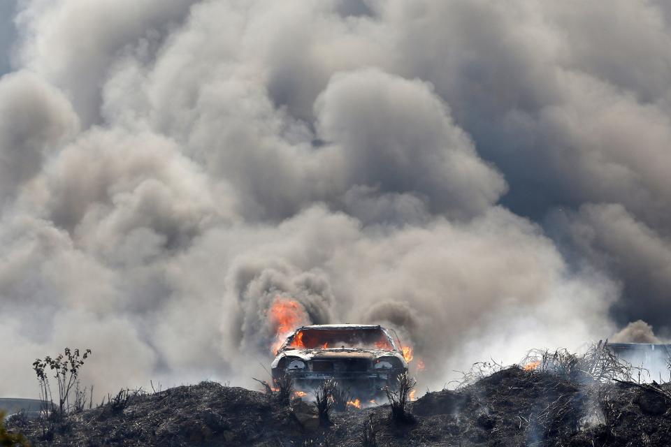 <p>Während eines Brands steigt Rauch von brennenden Autos in Tegucigalpa, Honduras, auf. (Bild: REUTERS/Jorge Cabrera) </p>