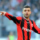 Nom: Giorgos Tzavellas<br>Poste: Défenseur<br>Date de naissance (Âge): 26/11/1987 (24)<br>Numéro: 3<br>Club: Eintracht (Allemagne GER)