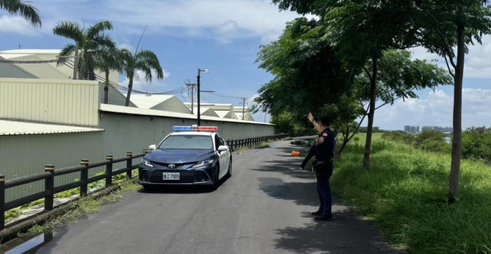 二仁溪河堤意外事故 湖警速至現場處理救護。〈圖/記者蔡宗武翻攝〉