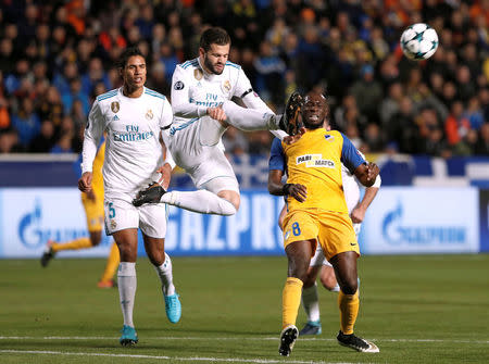 El futbolista de Real Madrid Nacho disputa el balón con Mickael Pote de APOEL Nicosia, en el partido de ambos equipos por la fase de grupos de la Liga de Campeones de Europa en el estadio GSP, Nicosia, Chipre, 21 de noviembre de 2017. REUTERS/Alkis Konstantinidis