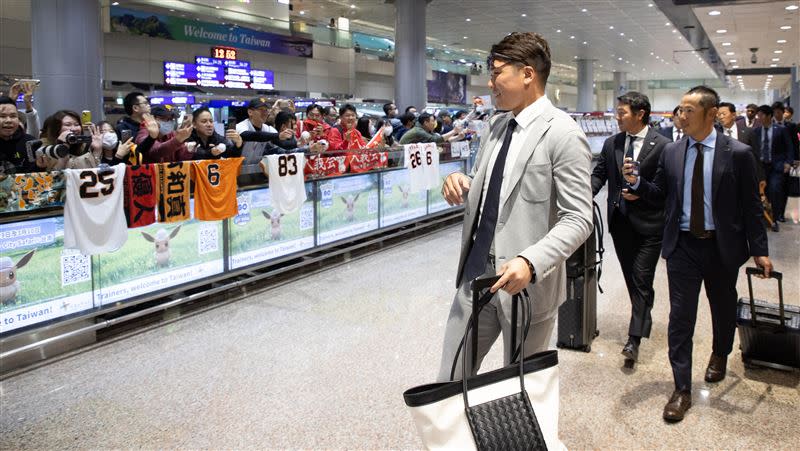 讀賣巨人隊職員抵台，台灣球迷到機場接機。（圖／勁力行銷提供）