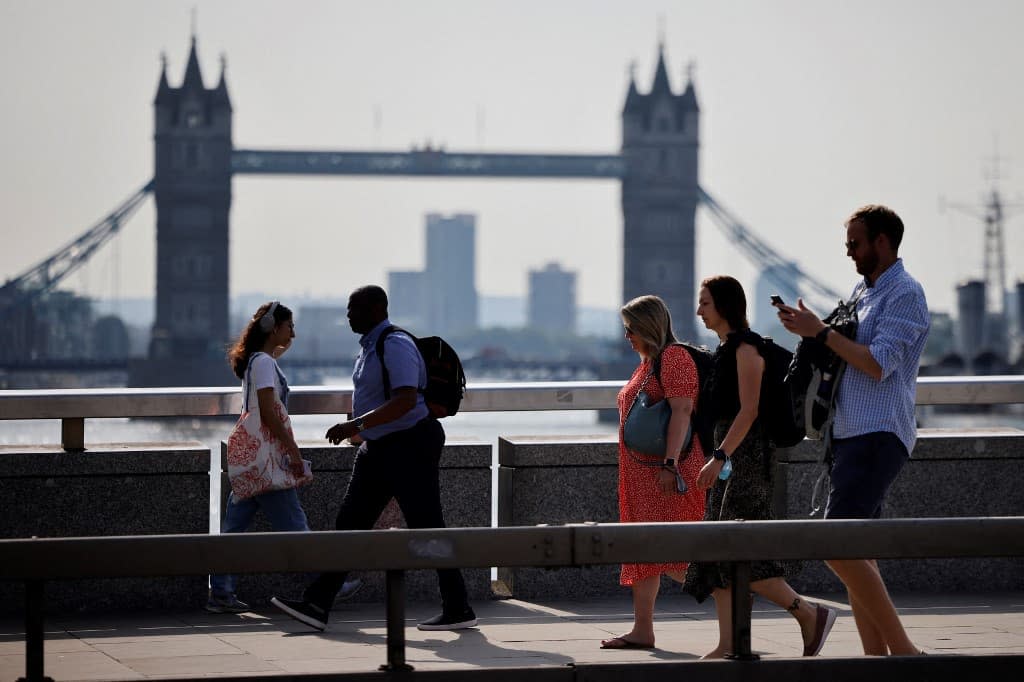 Des passants traversant le London Bridge à Londres le 19 juillet 2021. - Tolga Akmen