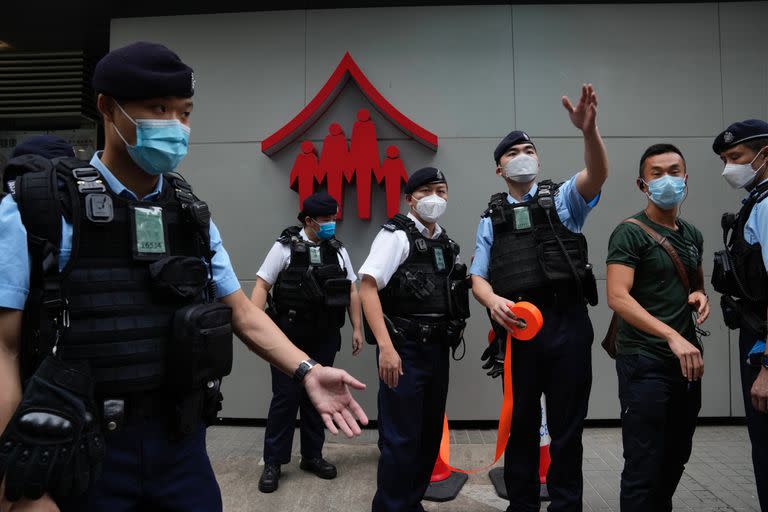 Agentes de policía instalan una zona de manifestación cerca de un colegio electoral en Hong Kong, el domingo 8 de mayo de 2022
