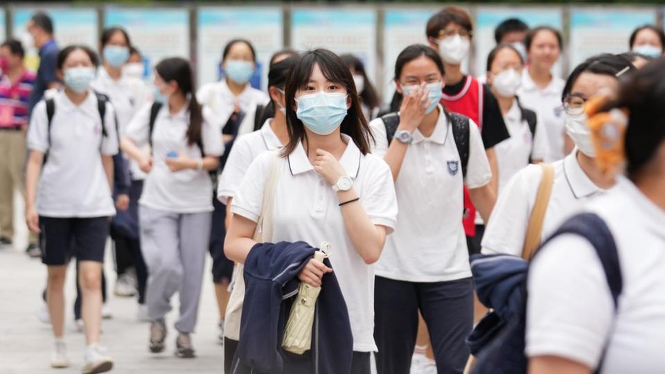 一群高考考生走出上海市徐匯中學考場（新華社圖片7/7/2022）