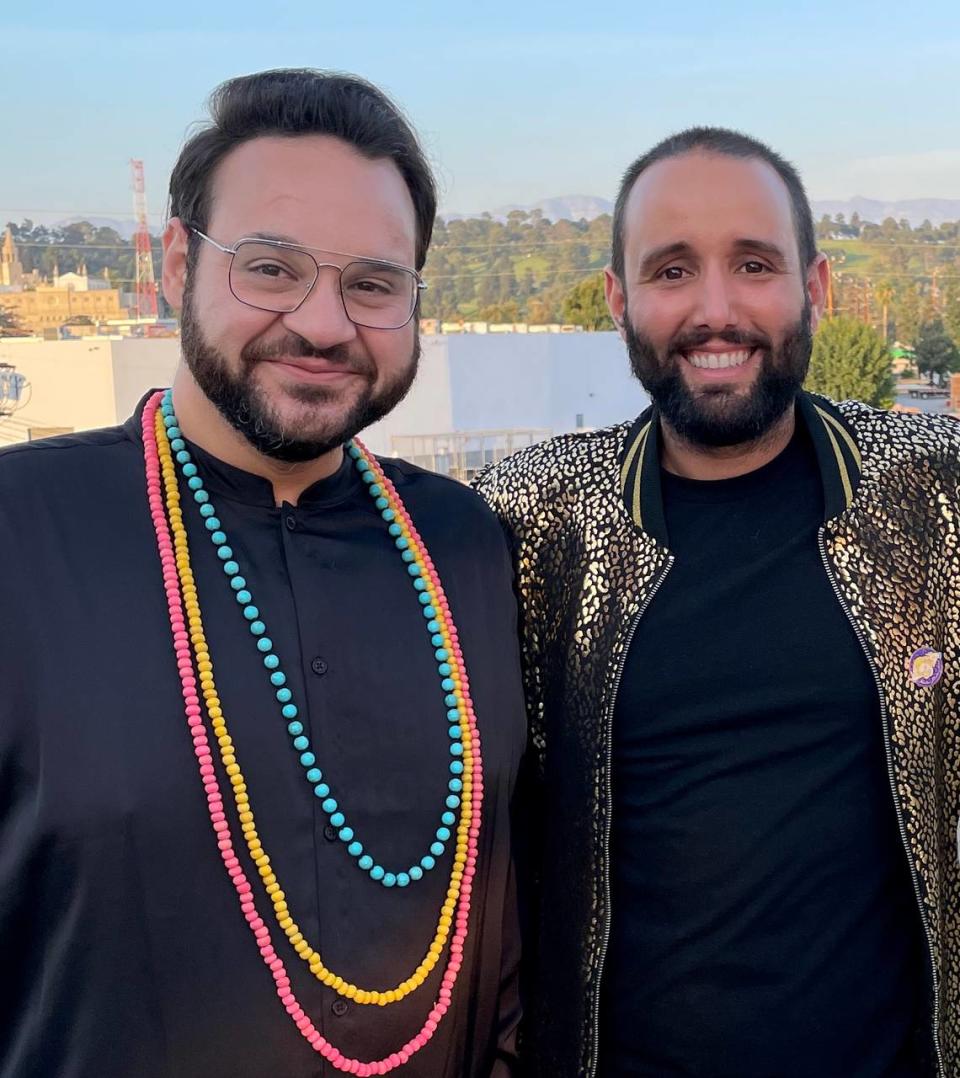 Los cineastas y productores cubanoamericanos Kareem Tabsch y Alex Fumero, conocidos por ‘Mucho, mucho amor, The Legend of Walter Mercado’, están a cargo de ‘Gigante’, una docuserie sobre el programa ‘Sábado Gigante’, que se verá en Estados Unidos por Hulu.