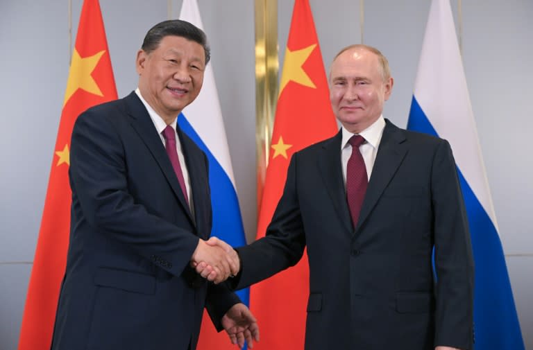 Photo de l'agence de presse russe Sputnik montrant le président russe Vladimir Poutine (à droite) et son homologue chinois Xi Jinping, le 3 juillet 2024 à Astana (Sergei GUNEYEV)