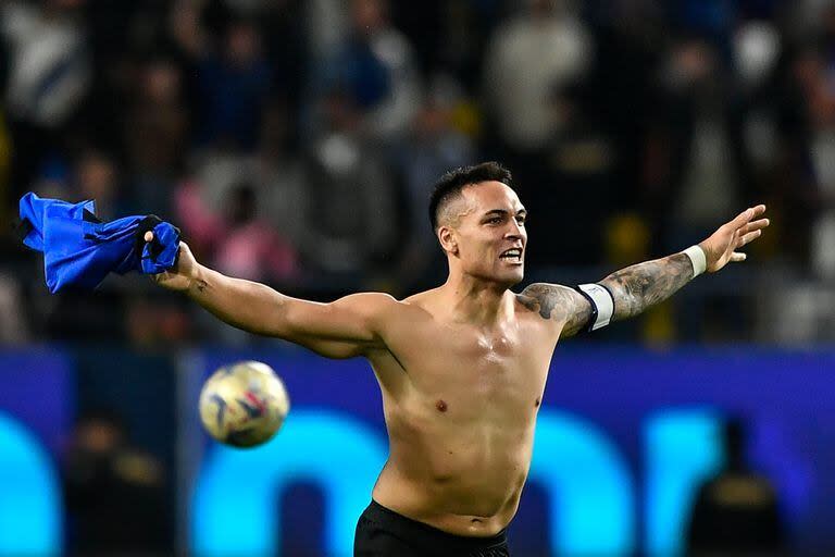 Lautaro Martínez cruza toda la cancha para festejar su gol con los hinchas de Inter