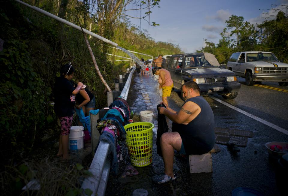 Muchos puertorriqueños deben recurrir a ojos de agua, fuentes que brotan en montañas y cañadas, ante la falta de servicio público de agua potable tras el azote del huracán María. (AP)