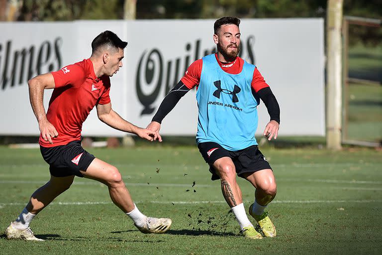 Angel González, que sería titular en Estudiantes (con pechera celeste), es una de las cartas ofensivas de Zielinski