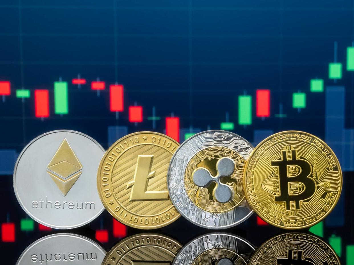 Ethereum, litecoin, ripple y bitcoin han experimentado ganancias masivas en 2021 en medio de un frenesí del mercado de criptomonedas (Getty Images)