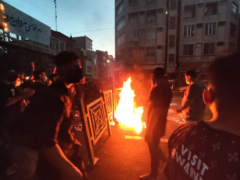 En esta foto del miércoles 21 de septiembre de 2022, obtenida por AP, muestra una protesta por la muerte de una mujer que fue detenida por la policía de la moral, en el centro de Teherán, Irán.