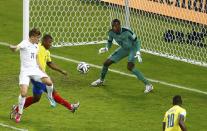 Ecuador's goalkeeper Alexander Dominguez (C) defends near France's Antoine Griezmann (L) during their 2014 World Cup Group E soccer match at the Maracana stadium in Rio de Janeiro June 25, 2014. REUTERS/Ricardo Moraes (BRAZIL - Tags: SOCCER SPORT WORLD CUP)