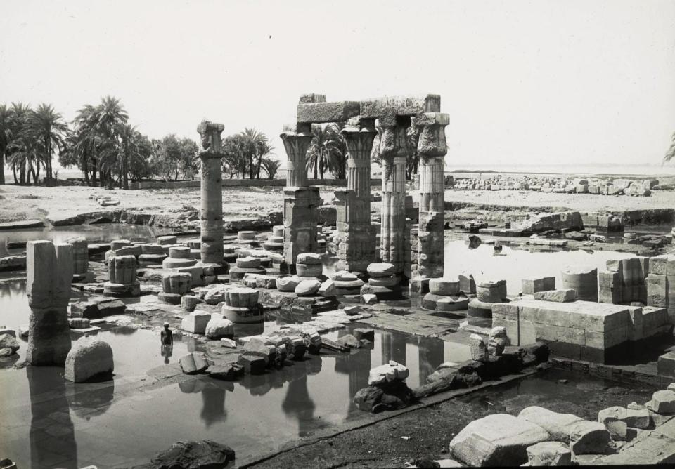 Ruinas del templo de Montu en Medamud, Egipto, fotografiado en torno al año 1930 durante la crecida del río Nilo. KU Leuven Libraries vía Wikimedia Commons.