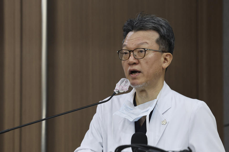 Min Seung-kee, a vascular surgeon at the hospital who performed the operation, speaks during a briefing at the hospital in Seoul, South Korea, Thursday, Jan. 4, 2024. South Korea’s main opposition leader is recovering well from surgery after being stabbed in the neck earlier this week, his doctor said Thursday, as police seek a formal arrest warrant to extend the suspect's custody.(Im Hwa-young/Yonhap via AP)