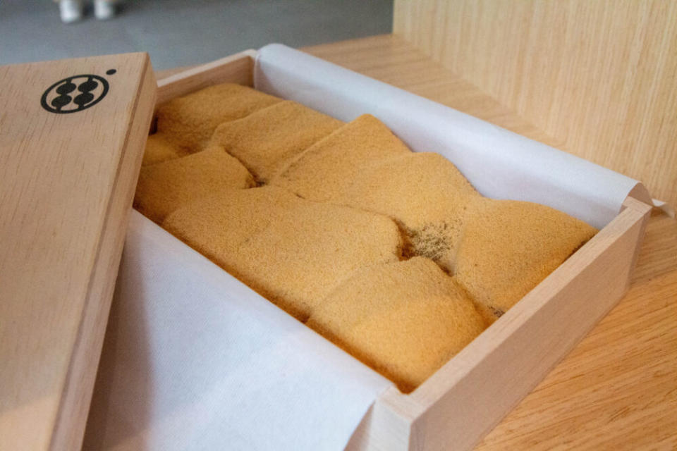 Warabimochi Kamakura - 10-Piece Paulownia Wooden Box