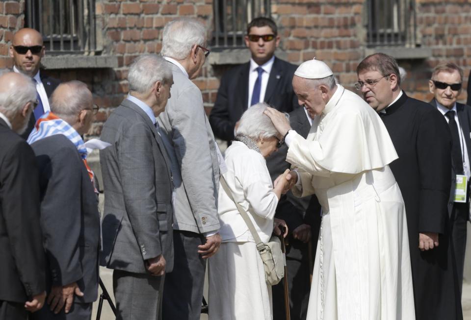 Meeting survivors who endured the Nazi concentration camp. <span class="inline-image-credit">(Reuters/David W Cerny)</span>