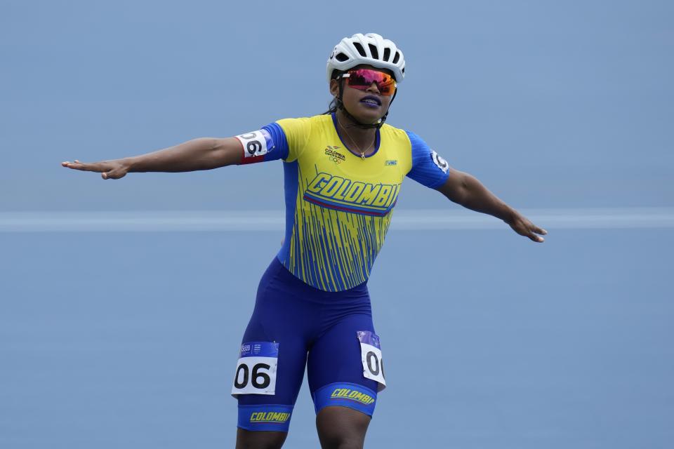 La colombiana Geiny Pájaro festeja durante la competición de 200 metros meta a meta del patinaje de velocidad, en los Juegos Centroamericanos y del Caribe en San Salvador, el martes 4 de julio de 2023 (AP Foto/Arnulfo Franco)
