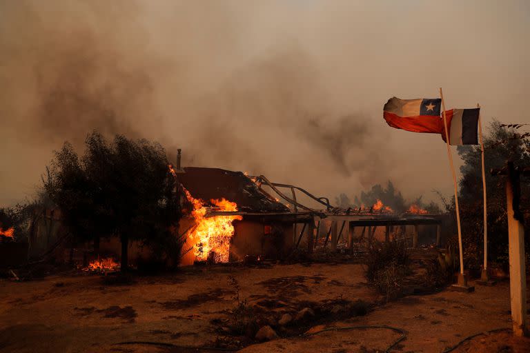 El fuego destruyó varias casas en Santa Juana, Concepción. (JAVIER TORRES / AFP)