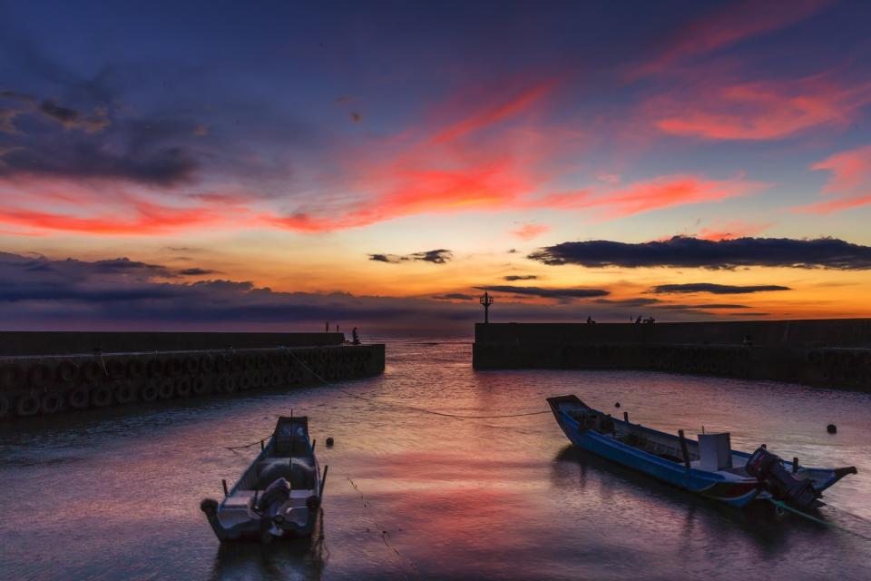 六塊厝漁港的夕陽美景。   圖：新北漁業局／提供