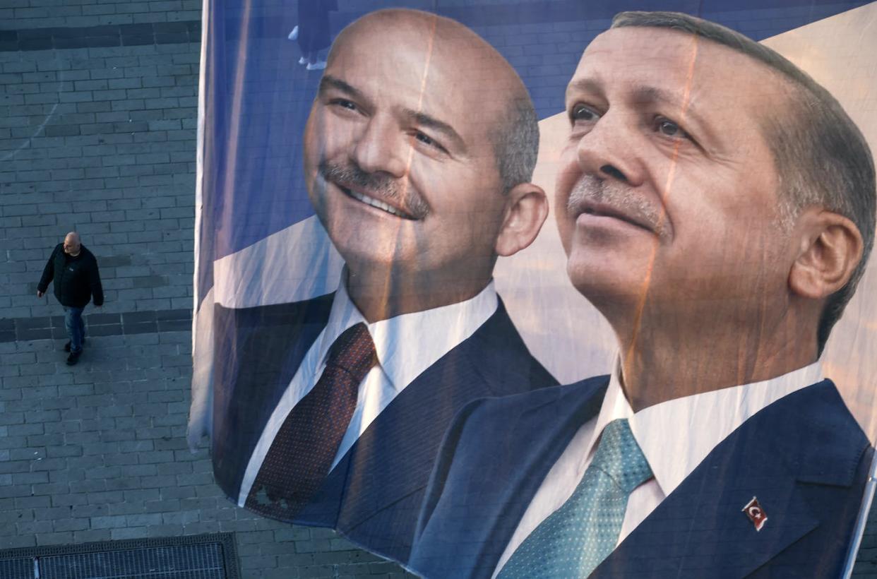 Erdoğan or Kılıçdaroğlu -- which one will be flying high after the runoff? <a href="https://www.gettyimages.com/detail/news-photo/flags-fly-over-taksim-square-showing-turkeys-president-news-photo/1489812545?adppopup=true" rel="nofollow noopener" target="_blank" data-ylk="slk:Jeff J Mitchell/Getty Images;elm:context_link;itc:0;sec:content-canvas" class="link ">Jeff J Mitchell/Getty Images</a>